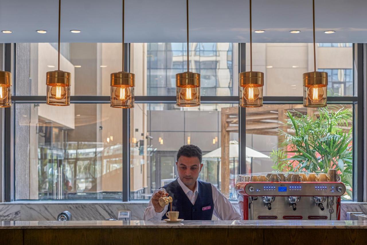 Crowne Plaza - West Cairo Arkan By Ihg 6th of October City Exterior foto Barista at work