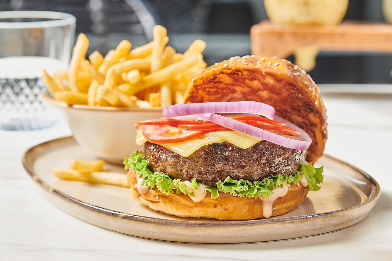 Crowne Plaza - West Cairo Arkan By Ihg 6th of October City Exterior foto A hamburger with fries